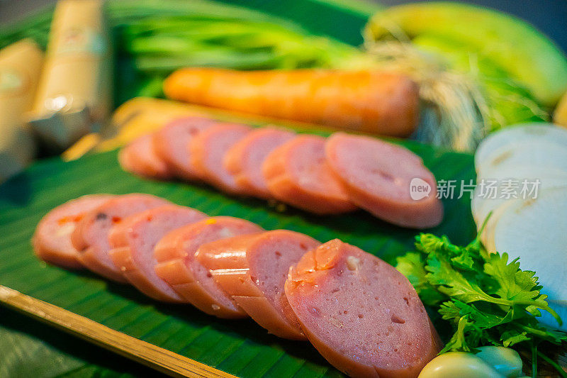 越南发酵猪肉卷(nem chua):新鲜的绞肉和猪皮混合在一起，上面撒上大蒜和辣椒。